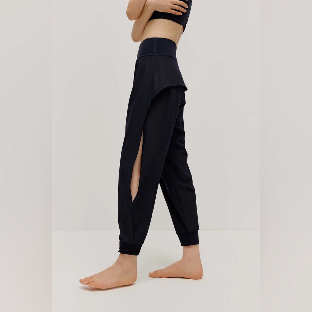 NEW Neiwai Ballet Slit Joggers India Ink Size Large